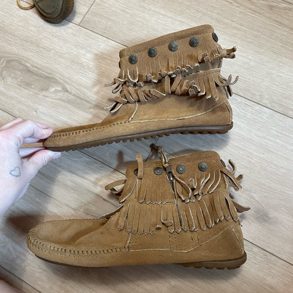 Minnetonka Double Fringe Side Zip Bootie - Picture 4 of 5